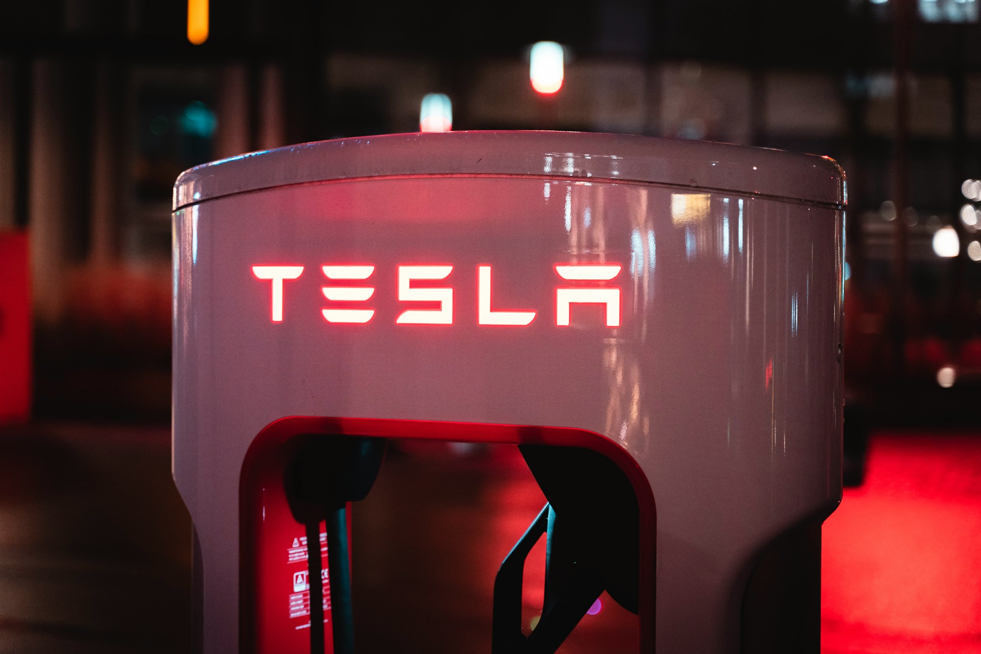 Paradoja Eléctrica: Mientras el Mercado de EE. UU. Crece a Récords, la Participación de Tesla se Hunde a Mínimos Históricos