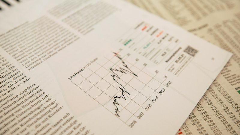 Los mercados globales en vilo: el petróleo frena su caída, la bolsa alemana roza un récord y Wall Street ignora la falta de datos oficiales