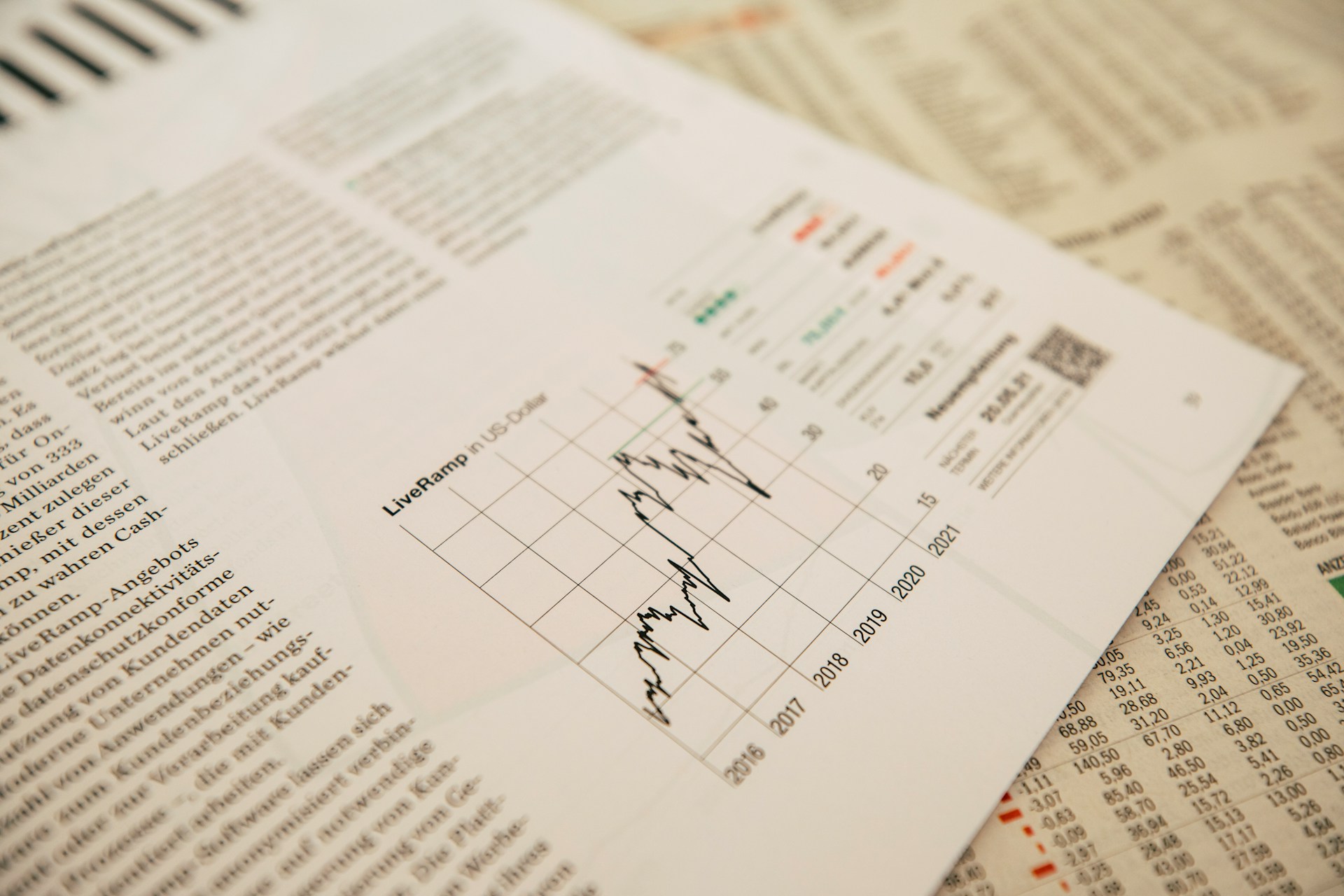 Los mercados globales en vilo: el petróleo frena su caída, la bolsa alemana roza un récord y Wall Street ignora la falta de datos oficiales