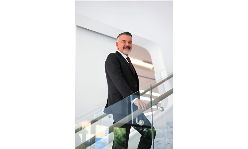 El doctor Koray Erdoğan presenta una hoja de ruta clínica sobre FUE manual e integración de inteligencia artificial